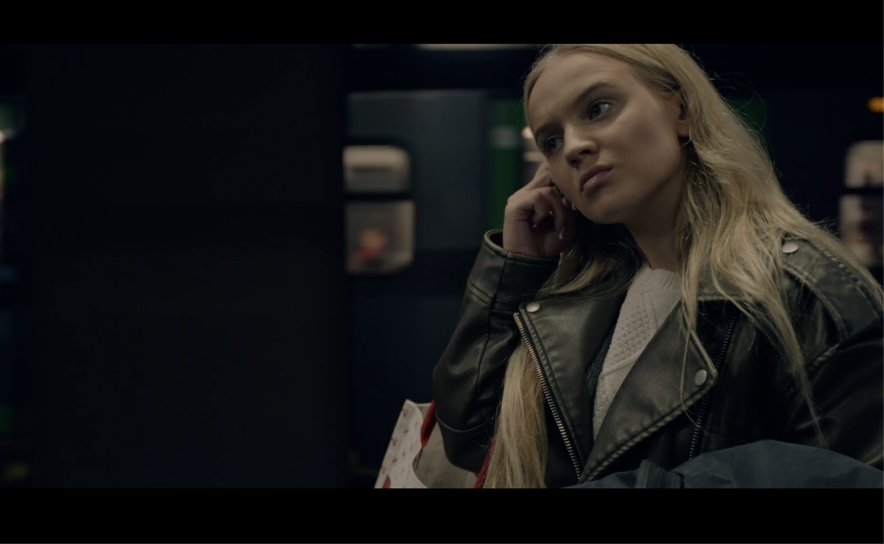 Una della ragazze prende la metro prima del provino